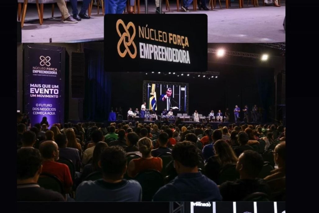 Evento Núcleo Força Empreendedora — telão com identidade visual do programa